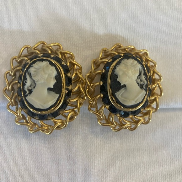 Olala Signed Cameo Ornate Vintage Clip on Earrings - Picture 2 of 6